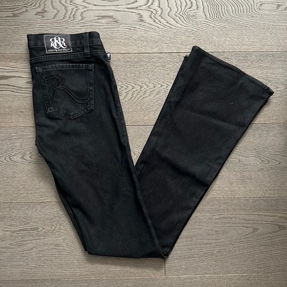 Women’s Rock & Republic Flare Jeans - Picture 2 of 5